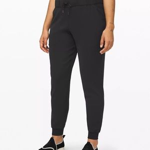 Lululemon women’s black on the fly jogger